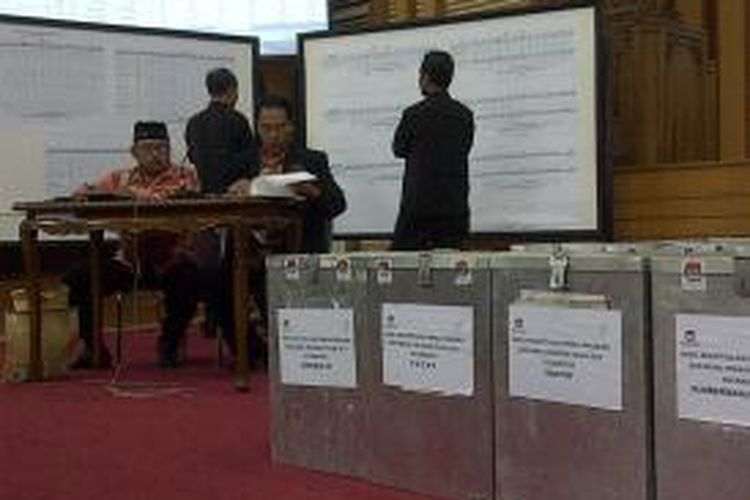 Suasana saat proses rekapitulasi Pilpres di KPU Kabupaten Malang, Jawa Timur, Rabu (16/7/2014).