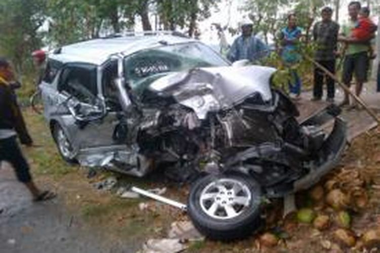 Beginilah kondisi mobil yang terlibat kecelakaan maut di Jalan raya Tisnogambar, Kecamatan Bangsalsari, Kabupaten Jember, Jawa Timur, Jumat (9/10/2015) sore.