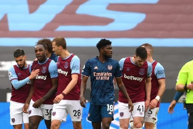 Michail Antonio berselebrasi bersama rekan-rekan satu timnya seusai mencetak gol pada laga Liga Inggris West Ham vs Arsenal di Stadion London, 21 Maret 2021. 