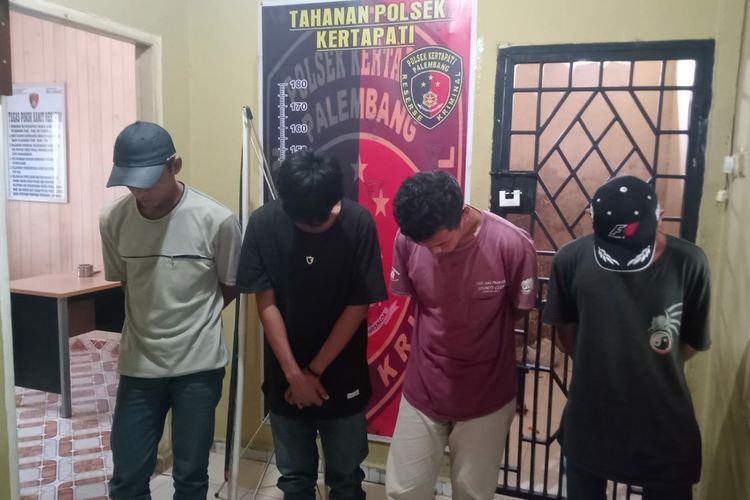 Empat pelaku pemalakan di Jalan Sriwijaya, Karya Jaya, Kecamatan Kertapati, Palembang, Sumatera Selatan, usai ditangkap oleh Polsek Kertapati.