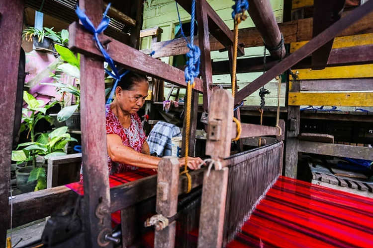 Pengrajin Tenun di Kampung Tenun Samarinda