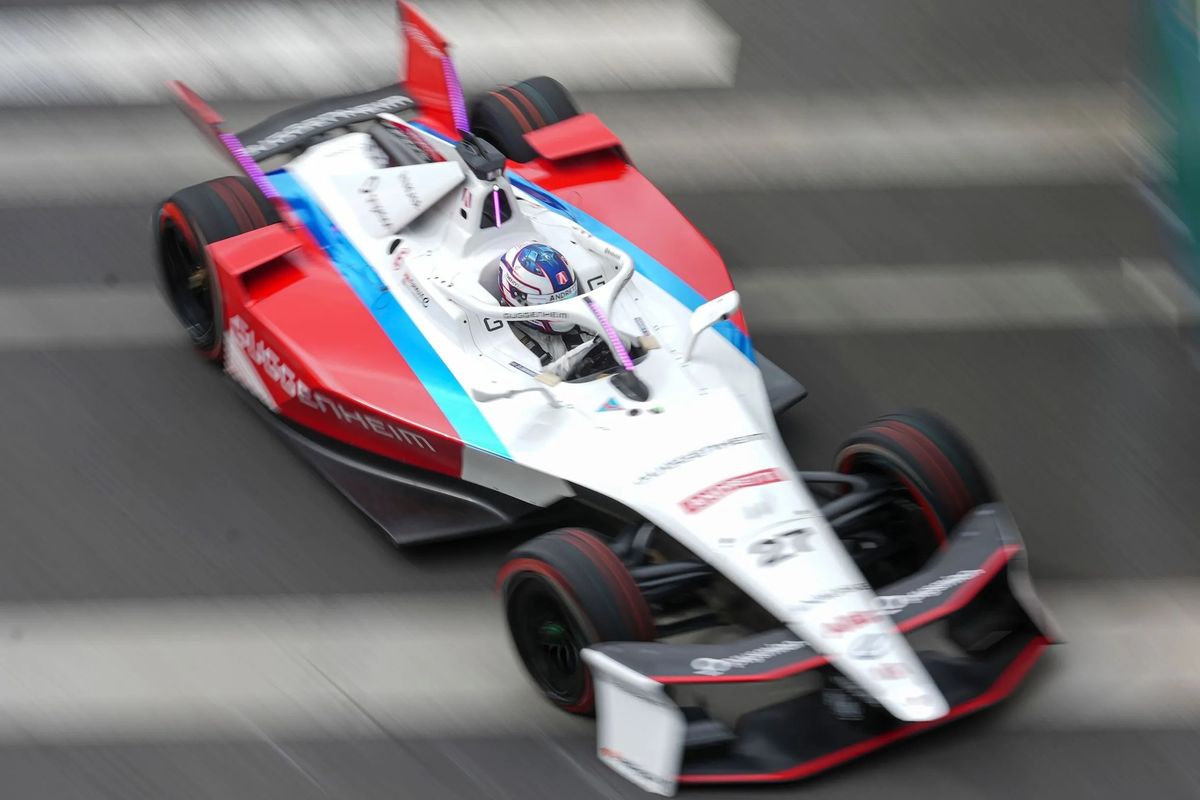 Jake Dennis meraih pole position di Formula E Jakarta 2025