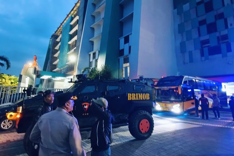 Suasana pengamanan bus yang dinaiki pemain Arema FC usai laga pekan ke-13 Super League 2025-2026 yang berakhir dengan skor 1-1 berlangsung di Stadion Gelora Bung Tomo Surabaya, Jawa Timur, Sabtu (22/11/2025) siang.