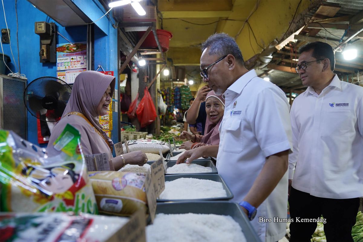 Menteri Perdagangan (Mendag) Zulkifli Hasan (Zulhas) saat meninjau Pasar Rawasari, Jakarta, Senin, (19/2/2024). 