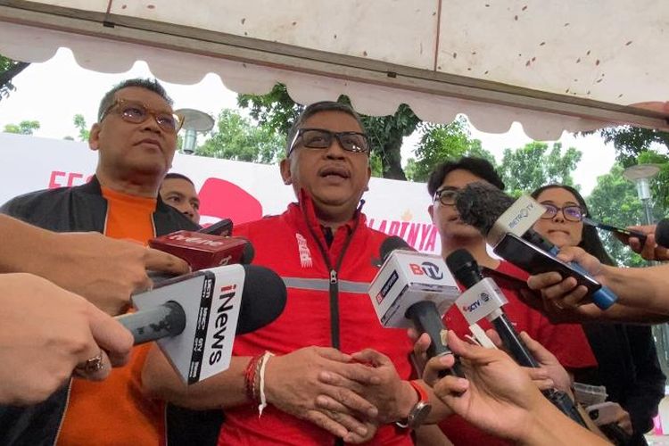 Sekretaris Jenderal DPP PDI Perjuangan (PDIP) Hasto Kristiyanto usai meninjau persiapan penutupan Bulan Bung Karno di Kompleks Gelora Bung Karno, Sabtu (29/6/2024). 