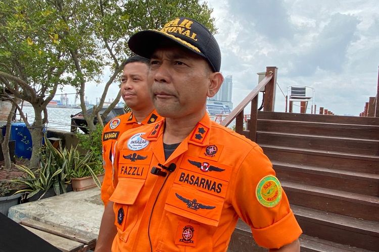Kepala Kantor SAR Jakarta Fazzli menjelaskan KM Berkah Bahari 4 tenggelam di perairan sebelah timur Pulau Papatheo, Kepulauan Seribu, pada Jumat (30/12/2022). Semua anak buah kapal yang berada di kapal dinyatakan selamat. 