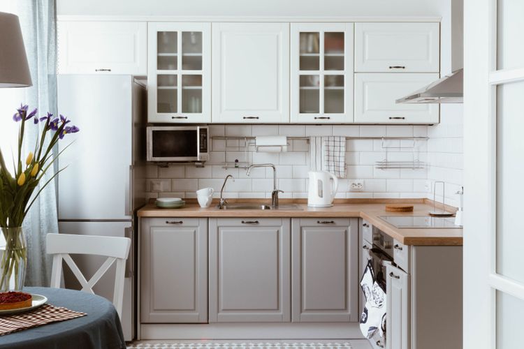 Ilustrasi dapur bergaya Skandinavia, kitchen set atau lemari dapur warna greige.