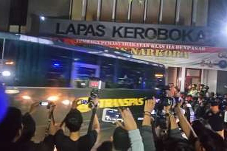 Mobil Tahanan siap berangkat ke Madiun 63 membawa Napi  Lapas Kerobokan, Rabu(27/4/2016).