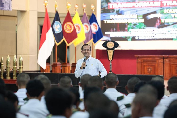 Mentrans Iftitah berinteraksi dengan mahasiswa Universitas Pertahanan (Unhan) dalam kuliah umum, Senin (27/10/2025).