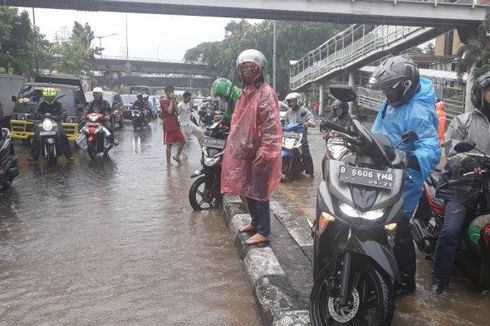 Ingat Batas Aman Mobil Terabas Banjir