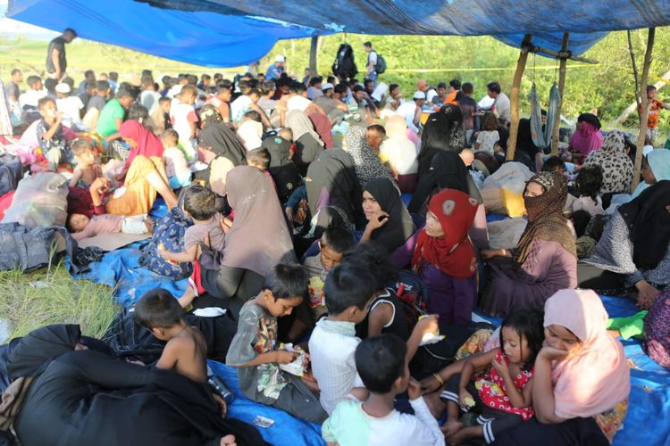 Ratusan pengungsi Rohingya yang tinggal sementara di tenda penampungan di Desa Kuala Besar, Kecamatan Labuhan Deli, Deli Serdang, Sumatera Utara, Minggu (31/12/2023)