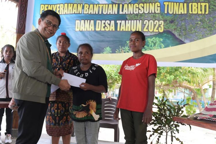 Mendes PDTT Gus Halim serahkan bantuan BLT dan dukung desa mandiri di Kampung Arborek.