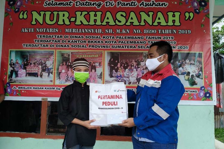 Pemberian paket sembako di panti asuhan Nur Khasanah Palembang, Sumatera Selatan oleh Pertagas sebagai bantuan selama masa pandemi Covid-19,Kamis (21/5/2020).