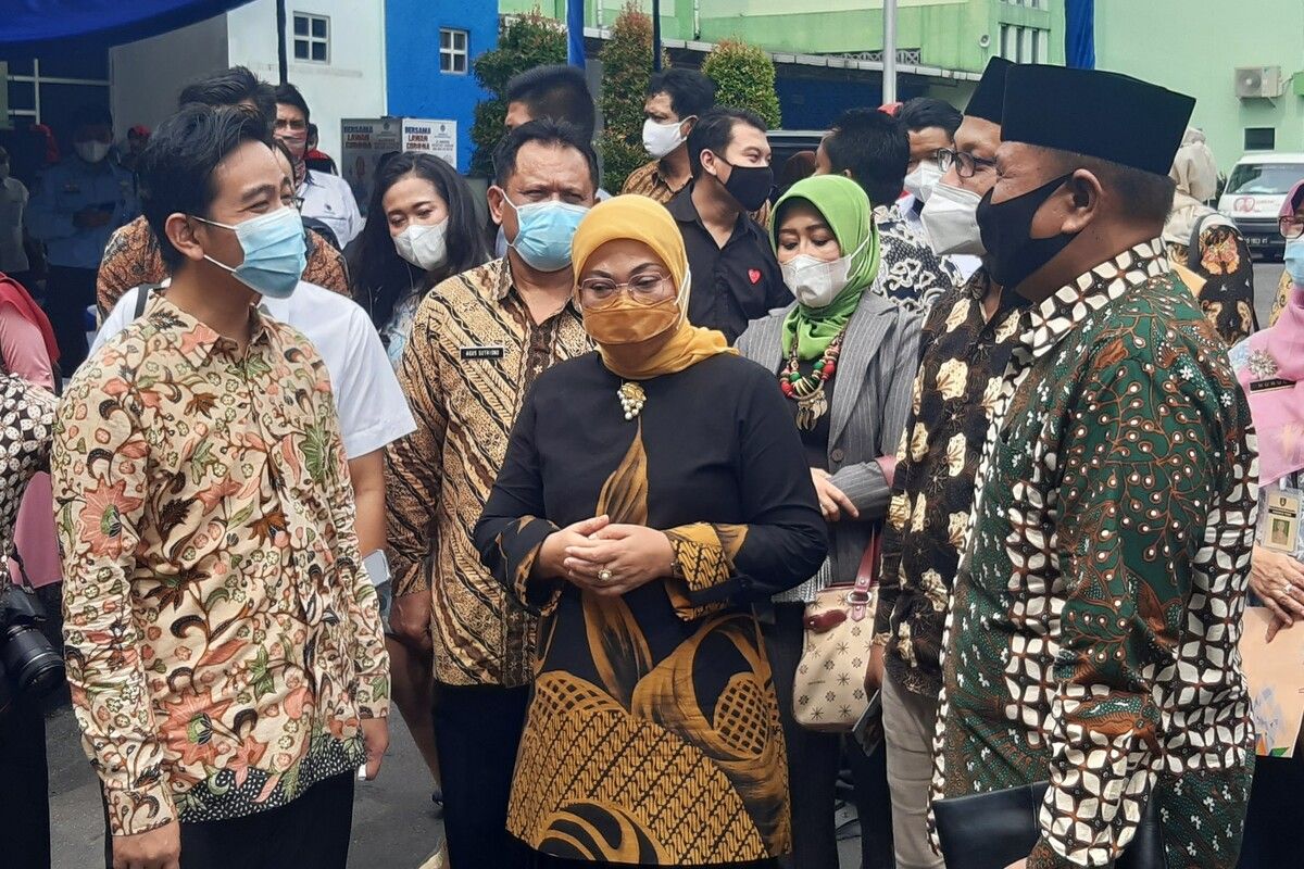 Menteri Ketenagakerjaan Ida Fauziah didampingi Wali Kota Solo Gibran Rakabuming Raka dalam pembukaan 'Pelatihan Berbasis Kompetensi' di Balai Latihan Kerja (BLK) Solo, Jawa Tengah, Rabu (10/3/2021).