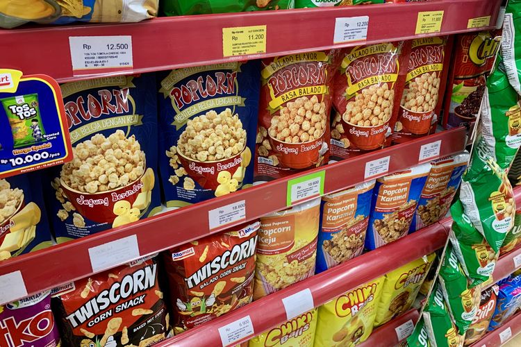 Pengunjung diperbolehkan membeli makanan dari Alfamart yang terhubung langsung dengan bioskop mini, sehingga memungkinkan pengunjung menikmati camilan dengan harga lebih terjangkau. Satu bungkus brondong jagung (popcorn) dijual dengan harga mulai dari Rp 10.000, lebih murah dibandingkan camilan di bioskop pada umumnya.