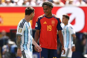 Saat Lamine Yamal Peluk Messi Usai Spanyol Kalahkan Argentina dan Juara Dunia 2026