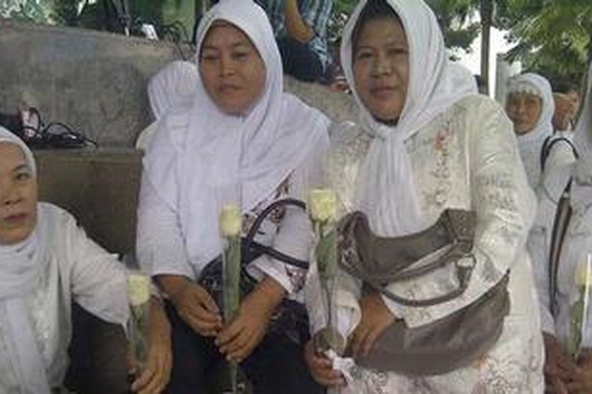 Sekelompok ibu-ibu yang mengaku berasal dari sebuah pengajian di Penggilingan, Cakung, menyambangi gedung Komisi Pemberantasan Korupsi, Jakarta, Kamis (26/4/2012) untuk mendukung istri Anas Urbaningrum, Athiyah Laila diperiksa.