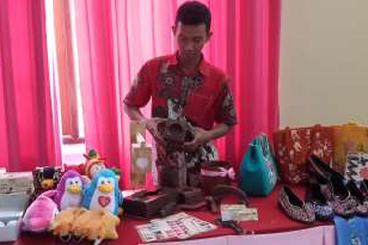 Mujib, seorang pengrajin kayu bekas saat menunjukkan hasil kreatifitasnya dalam acara Seminar UKM di Hotel Tretes Raya, Prigen, Kabupaten Pasuruan, Jawa Timur, Senin (30/5/2016)