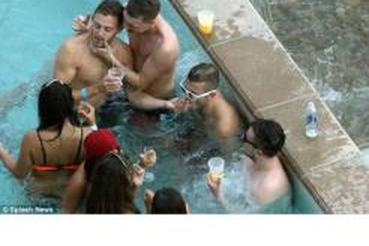 Jack Wilshere tertangkap sedang merokok saat liburan bersama teman-temannya di Las Vegas setelah Piala Dunia.