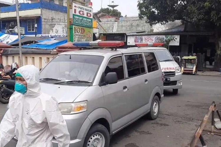 Pasien rujukan bergejala Covid-19 sempat harus antre di IGD RSUD Soekardjo Tasikmalaya yang diantar memakai mobil ambulance beberapa waktu lalu.