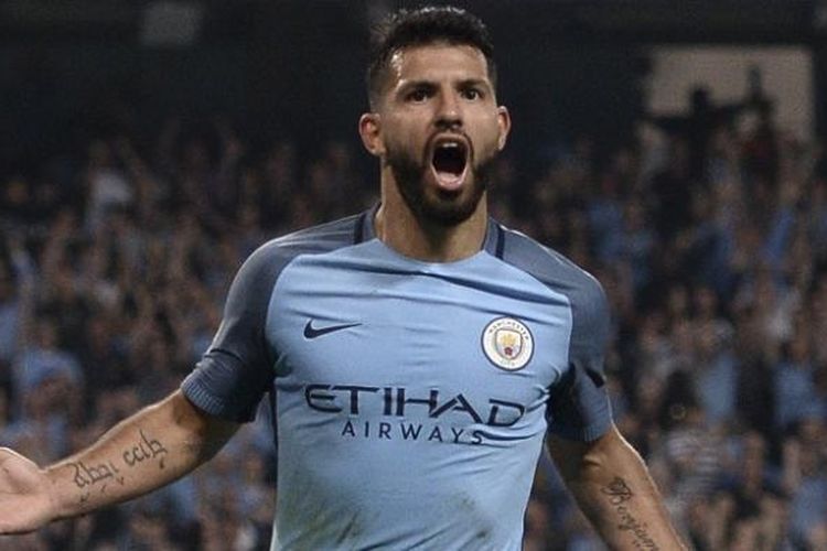 Penyerang Manchester City, Sergio Aguero, melakukan selebrasi seusai membobol gawang Borussia Moenchengladbach pada laga Liga Champions di Stadion Etihad, 14 September 2016.