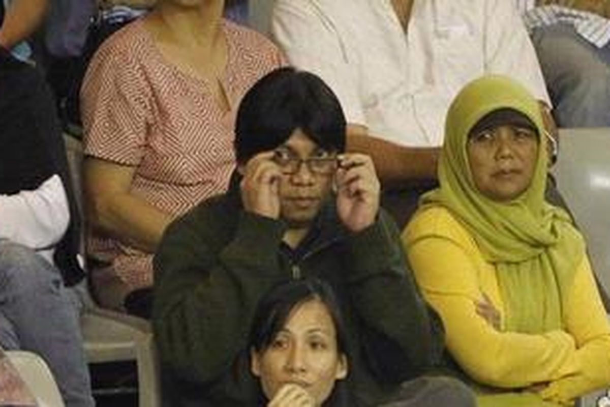 Seorang penonton yang mirip tersangka kasus mafia pajak, Gayus HP Tambunan (tengah), menyaksikan pertandingan tenis antara Daniela Hantuchova melawan Yanina Wickmayer dalam Commonwealth Bank Tournament of Champions di Nusa Dua, Bali, Jumat (5/11/2010). 