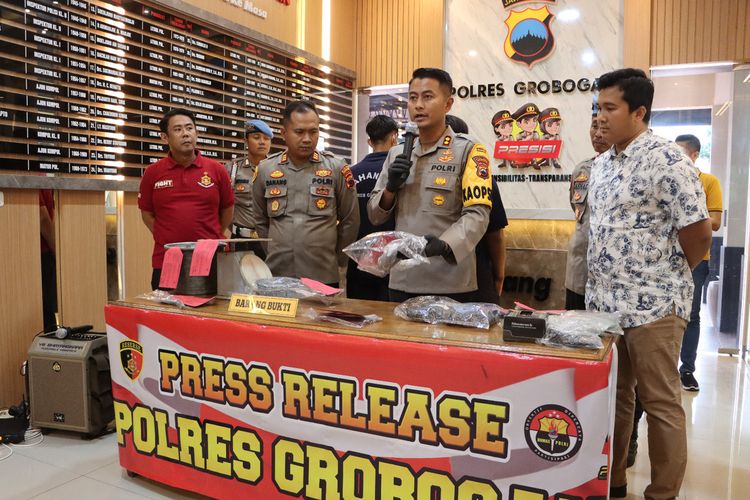 Kapolres Grobogan AKBP Dedy Anung Kurniawan menunjukkan dua penjual bubuk petasan saat jumpa pers di Mapolres Grobogan, Kamis (30/3/2023).