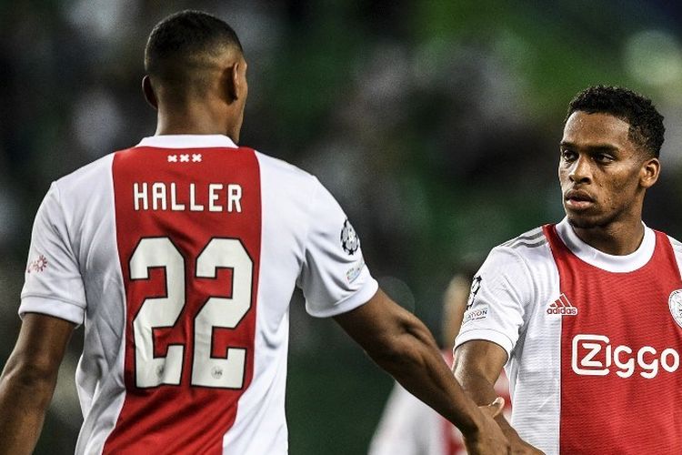 Pemain depan Ajax, Sebastien Haller (kiri) merayakan golnya dengan rekan setimnya, Jurrien Timber, selama pertandingan sepak bola babak pertama grup C Liga Champions UEFA antara Sporting CP dan Ajax di stadion Jose Alvalade di Lisbon pada 15 September 2021.