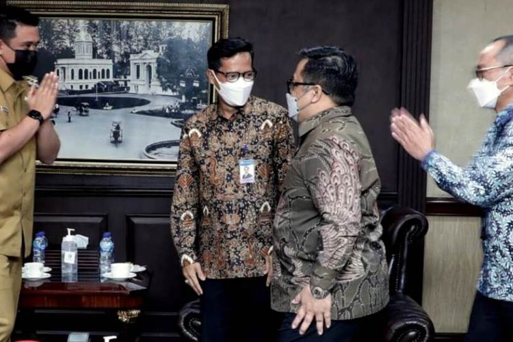 Kepala Perwakilan BI Provinsi Sumut Soekowardojo bersama Deputy Kepala Perwakilan yaitu Andiwiana dan Ibrahim bersilaturahmi ke Wali Kota Medan Muhammad Bobby Afif Nasution di Balai Kota, Selasa (9/3/2021)