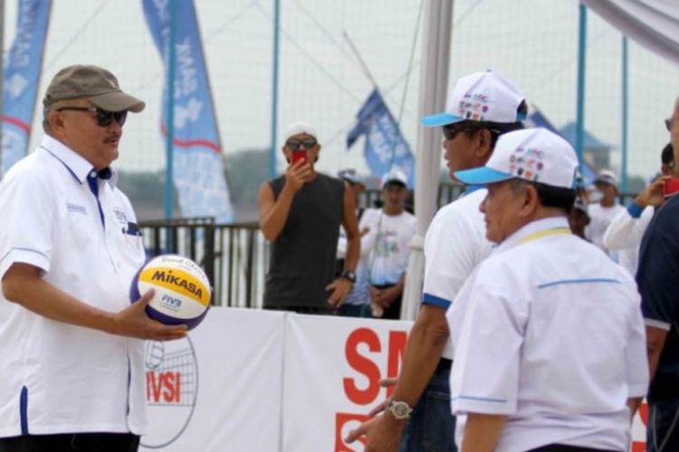 Gubernur Sumatera Selatan Alex Noerdin (kiri) menghadiri pembukaan test event road to Asian Games 2018 cabang olahraga voli pantai di Jakabaring Sports City, Palembang, Sumatera Selatan, 24 Oktober 2017.
