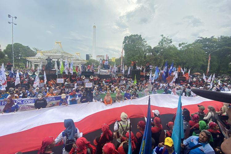 Buruh Gen Z Ramaikan Aksi May Day di Surabaya, Bentangkan Merah Putih 100 Meter