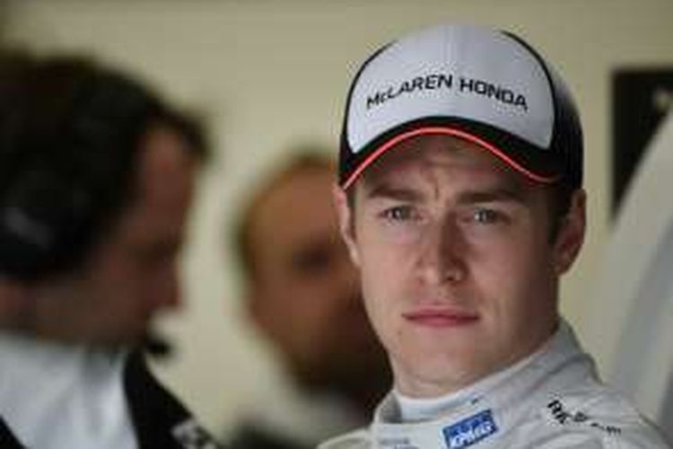 Pebalap McLaren Honda asal Belgia, Stoffel Vandoorne, berada di garasi Sirkuit Internasional Bahrain, Sakhir, pada sesi latihan pertama GP Bahrain, Jumat (1/4/2016).