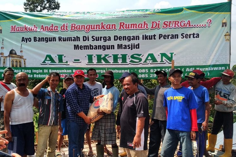 Beni Soetiawan menyerahkan bantuan pembangunan masjid