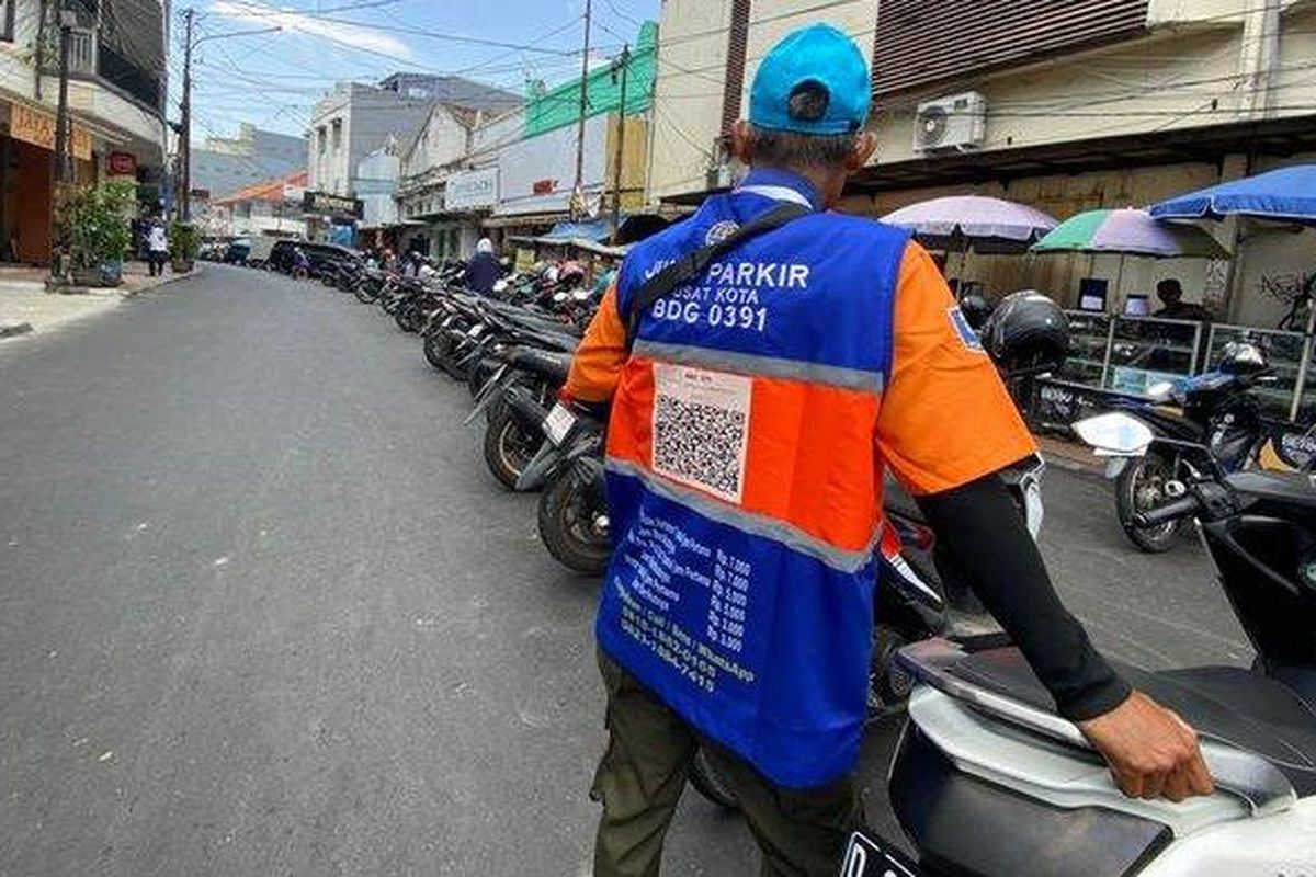 Seorang jukir di Jalan ABC menggunakan rompi barcode saat ujicoba penerapan pembayaran parkir pakai QRIS. 