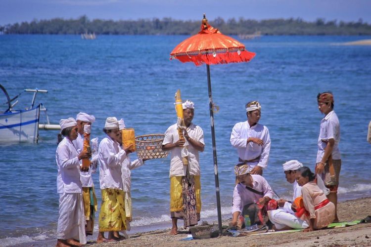 Prosesi upacara Melasti di Pantai Libuo yang diikuti ribuan umat Hindu dari desa-desa di Kabupaten Pohuwato 