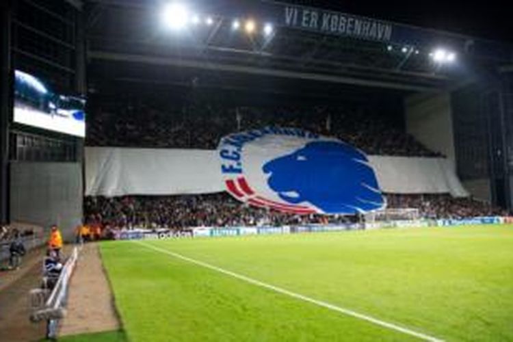 Salah satu cara fans FC Copenhagen mendukung tim kesayangannya di Stadion Parken.