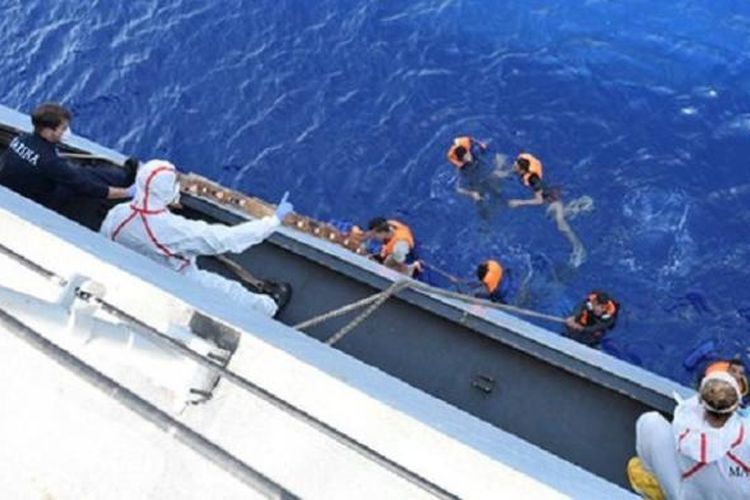 Kapal migran terbalik dan tenggelam di Laut Mediterania. Para migran diselamatkan kapal Angkatan Laut Italia.