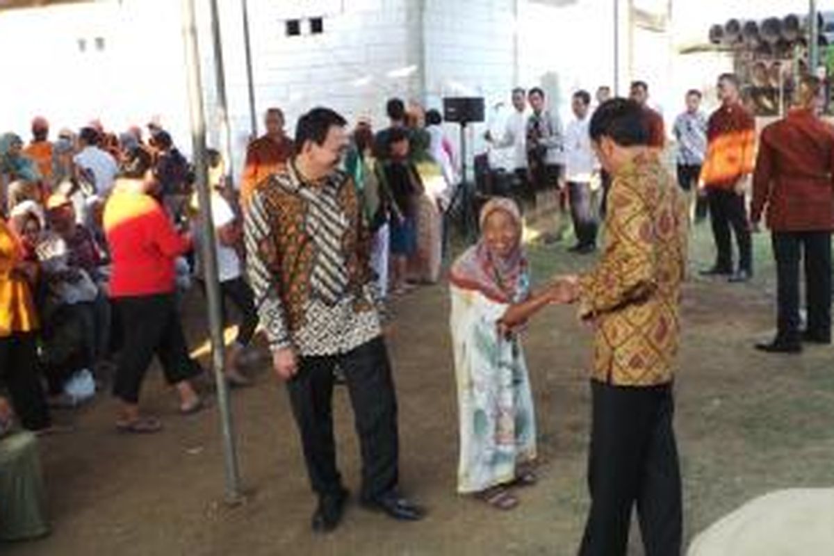 Presiden Joko Widodo dan Gubernur DKI Jakarta Basuki Tjahaja Purnama saat blusukan membagikan sembako kepada warga di Semper Barat, Jakarta Utara, Kamis (3/9/2015). 