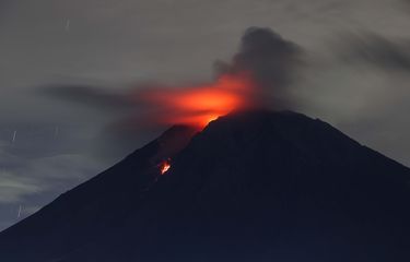 Gunung Semeru mengeluarkan lava pijar terlihat dari Desa Sumber Mujur, Candipuro, Lumajang, Jawa Timur, Kamis (9/12/2021). Hasil pengamatan Pusat Vulkanologi dan Mitigasi Bencana Geologi (PVMBG) laporan per 6 jam tanggal 10 desember pukul 12.00 - 18.00 Wib terjadi 2 kali gempa hembusan dengan amplitudo 2 mm yang berdurasi 30-35 detik.