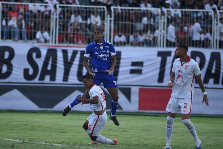 Aksi sundulan penyerang Persib Bandung Uilliam Barros dalam upaya mengejar ketinggalan tim dari Malut United pada laga tunda pekan ke-12 Super League 2025-2026, Minggu (14/12/2025) di Stadion Gelora Kie Raha, Ternate. 