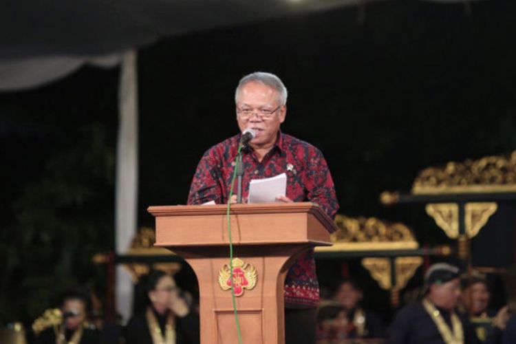 Menteri Pekerjaan Umum dan Perumahan Rakyat, Basuki Hadimuljono, dalam Malam Orasi Penerima Anugerah Hamengku Buwono IX dalam rangka Dies Natalis ke-69 UGM (19/12/2018). 