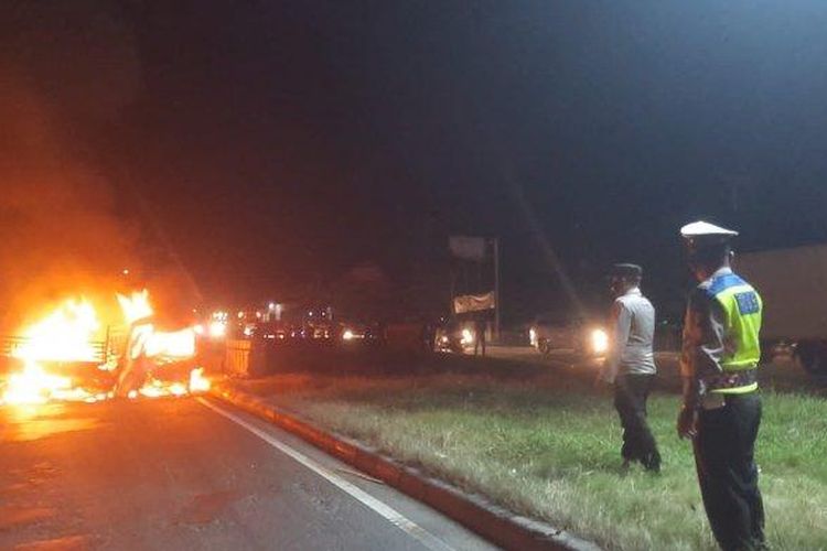 Kondisi kendaraan pikap yang terbakar di Jalur Pantura Pamanukan dan menelan empat korban jiwa serta tiga luka bakar, Senin (11/7/2022).


