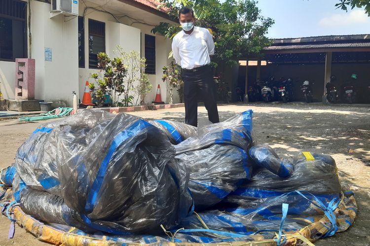 Balon udara yang jatuh di Dukuh Krecek RT 004, RW 002, Desa Denggungan, Kecamatan Banyudono, Boyolali, Jawa Tenah diamankan di Polsek Banyudono, Senin (31/5/2021).