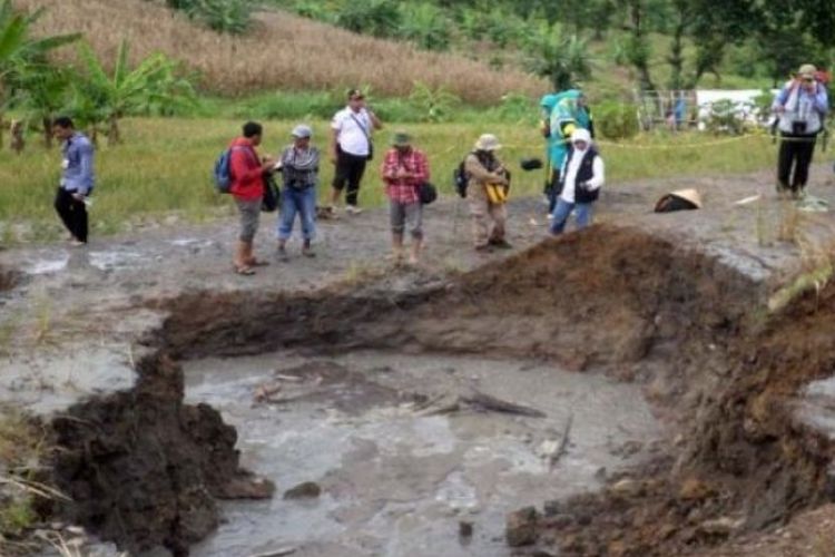 Sejumlah peneliti di lokasi semburan lumpur bercampur air dan gas di Desa Jari, Kecamatan Gondang, Bojonegoro.