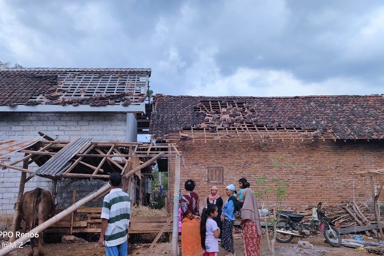 Rumah yang rusak akibat diterjang angin puting beliung 