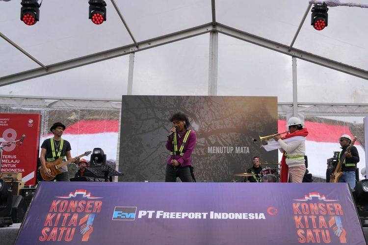 Penampilan band Slank yang menjadi pengantar pemecahan rekor MURI gelaran konser di tempat tertinggi pertama dan satu-satunya di Indonesia oleh Freeport Indonesia. 