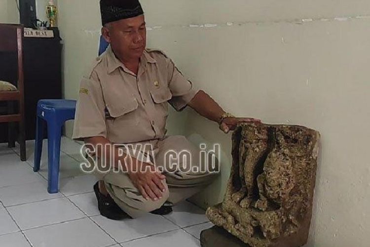 Perangkat Desa Kamulan, Kecamatan Durenan, Kabupaten Trenggalek Tunjukkan Arca yang ditemukan warganya.