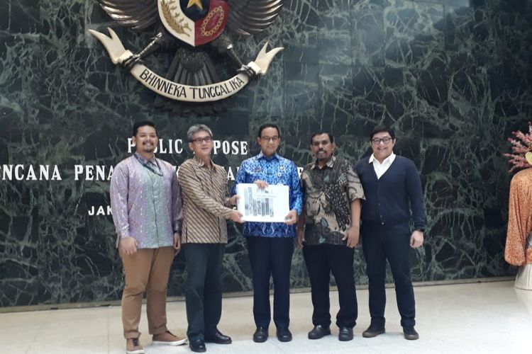 Gubernur DKI Jakarta Anies Baswedan menerima laporan Tim Gubernur untuk Percepatan Pembangunan (TGUPP) Bidang Pengelolaan Pesisir soal kajian untuk menata kawasan pesisir Jakarta di Balai Kota DKI Jakarta, Senin (23/12/2019).