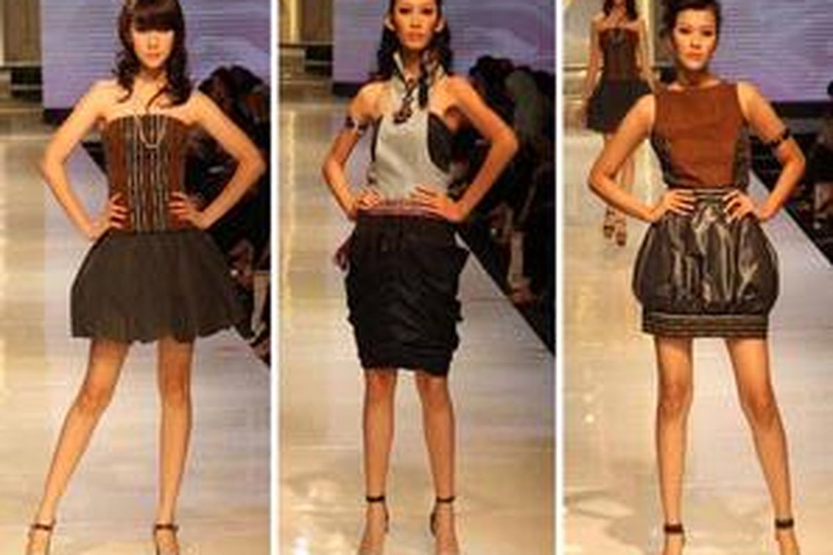 Mahasiswa UNJ menampilkan desain busana dari kain ulos, dalam pagelaran busana bertema Modechotnic, di ajang Jakarta Fashion & Food Festival 2010, Grand Ballroom Harris Hotel, Jakarta, Senin (17/5/2010).