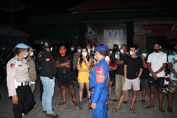 Petugas gabungan mengamankan sejumlah orang di salah satu kafe di kawasan Buleleng, Bali, Selasa (6/7/2021) malam.